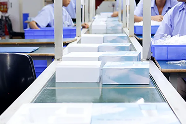 Comprehensive quality control and 100% inspection of packaged electric toothbrushes on the assembly line.