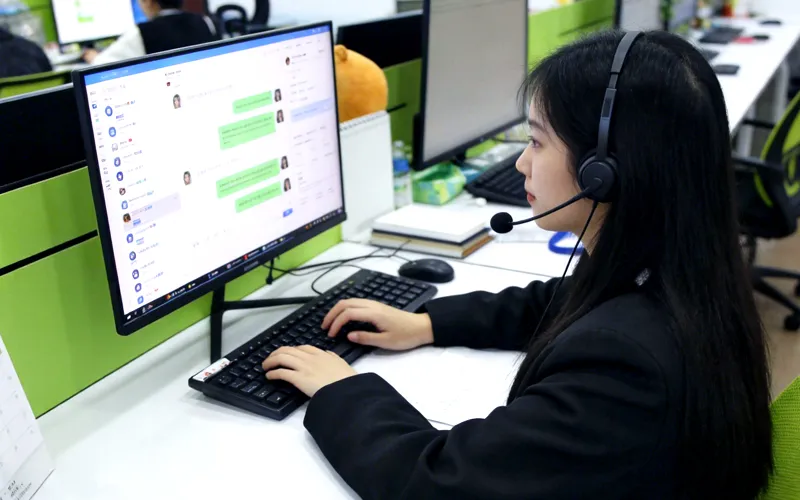 A pair of pink and blue electric toothbrushes submerged in water tanks, undergoing a physical waterproof and medical-grade compliance demonstration for global supply chain readiness.